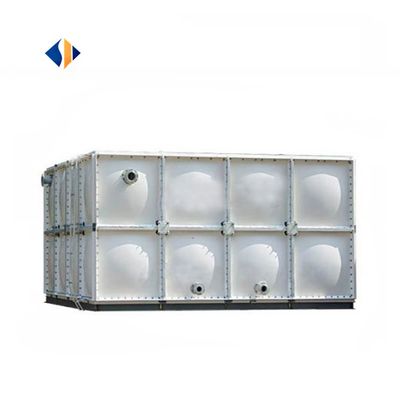 Grote GRP-watertank van 100 m3 met warm gegalvaniseerd staalframe en externe ladder