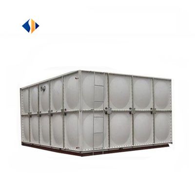 Grote GRP-watertank van 100 m3 met warm gegalvaniseerd staalframe en externe ladder