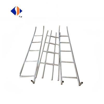 Grote GRP-watertank van 100 m3 met warm gegalvaniseerd staalframe en externe ladder